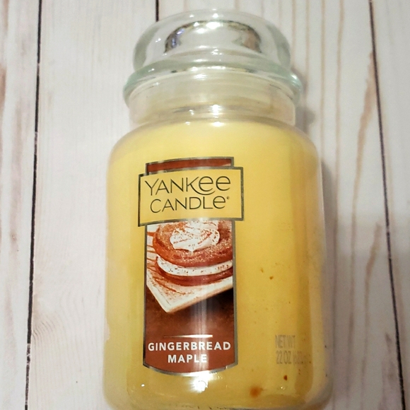 Yankee Candle gingerbread maple large jar candle
